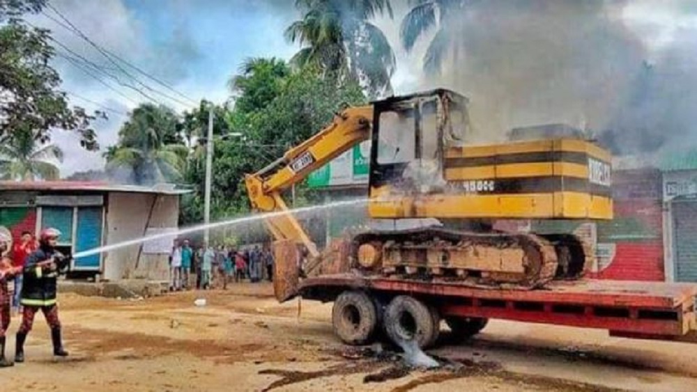 রেল বিভাগের জমি উদ্ধার অভিযানে এস্কেভেটরে আগুন-ছবি সংগৃহীত