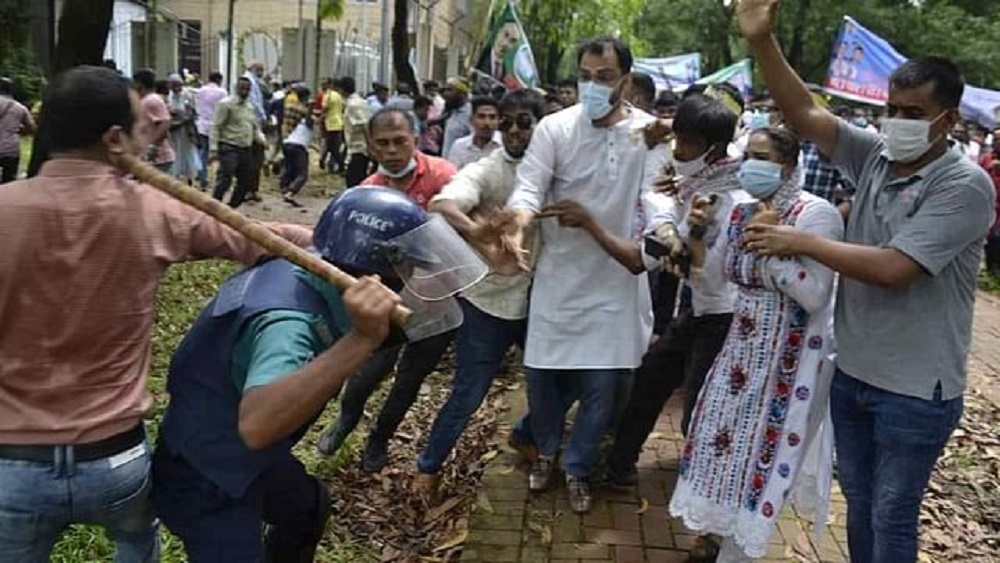 ১৭ আগস্ট রাজধানীর চন্দ্রিমা উদ্যানে বিএনপির নেতা-কর্মীদের সঙ্গে পুলিশের সংঘর্ষ হয়-ছবি: সংগৃহীত 