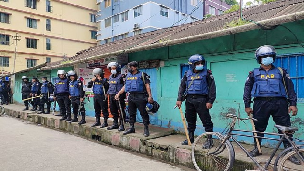 বরিশাল সিটি করপোরেশনের মেয়র সেরনিয়াবাত সাদিক আব্দুল্লাহর বাসভবনের সামনে আইনশৃঙ্খলা রক্ষাকারী বাহিনীর সদস্যদের অবস্থান। কালিবাড়ি রোড, বরিশাল নগর, ১৯ আগস্ট-ছবি: সংগৃহীত 