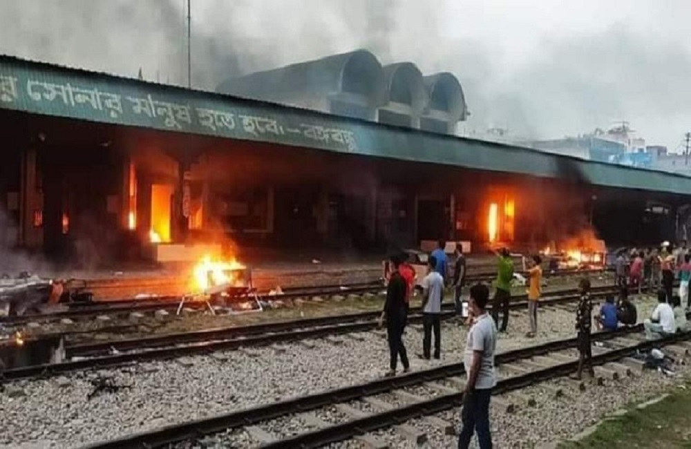 ব্রাহ্মণবাড়িয়ায় হেফাজতে ইসলামের চালানো তাণ্ডবের দৃশ্য-ছবি: সংগৃহীত 