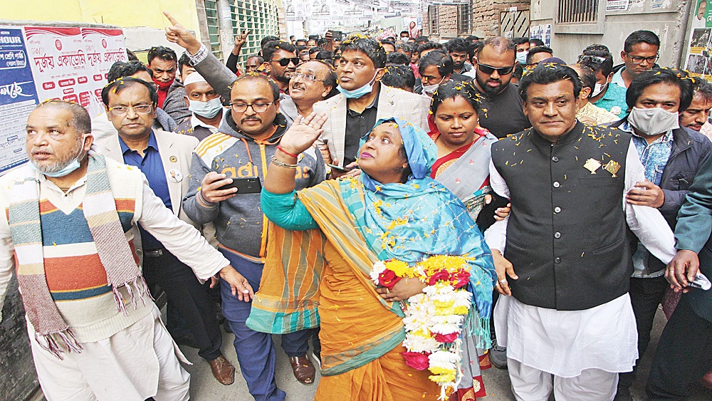 নারায়ণগঞ্জ সিটি করপোরেশন নির্বাচনে আওয়ামী লীগ–সমর্থিত মেয়র প্রার্থী সেলিনা হায়াৎ আইভী বৃহস্পতিবার সকালে দেওভোগ এলাকায় নির্বাচনী গণসংযোগ করেন- ফাইল ছবি