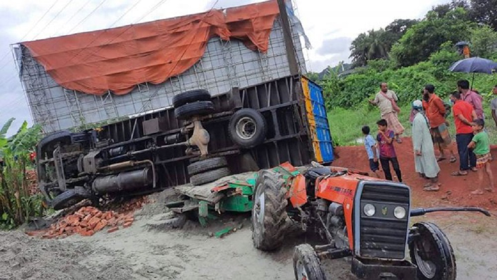 বৃহস্পতিবার সকালে কুমিল্লার চান্দিনায় বালুবোঝাই ট্রাক্টরে কাভার্ড ভ্যানের ধাক্কায় তিনজন মারা যান-ছবি সংগৃহীত