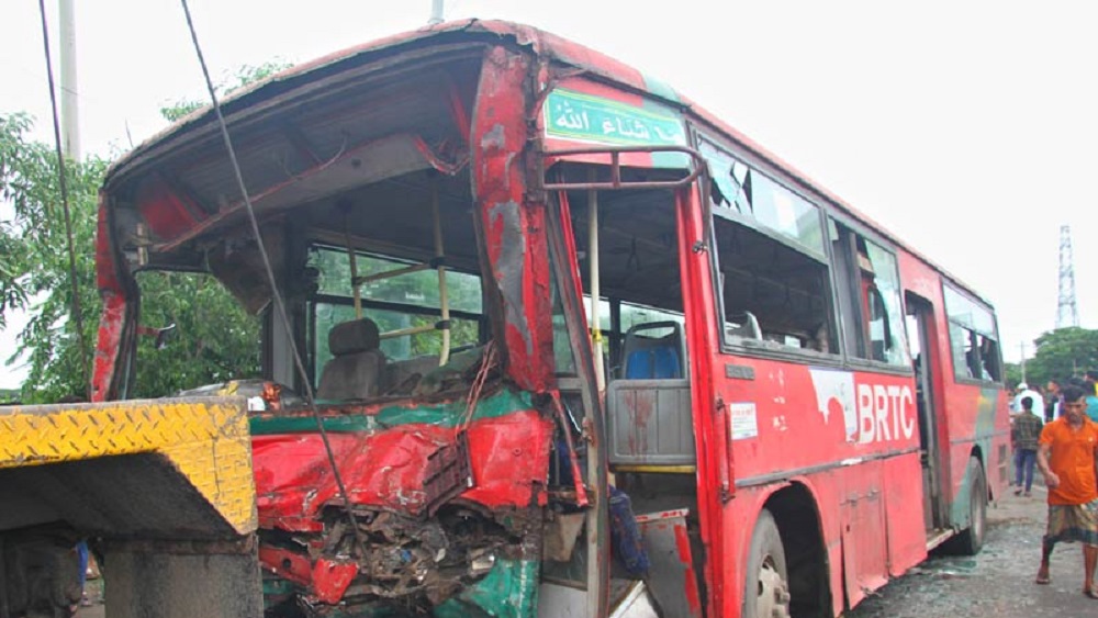 ক্রবার দুপুর তিনটার দিকে চট্টগ্রাম-কক্সবাজার মহাসড়কে পটিয়া ক্রসিংয়ের আগে পেট্রোল পাম্পের সামনে পটিয়াগামী বিআরটিসি বাসের সাথে বিপরীতমুখী মিনিবাসের সংঘর্ষ হয়-ছবি: সংগৃহীত 