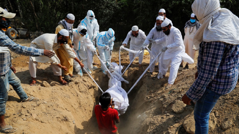 করোনায় আক্রান্ত হয়ে মৃত্যুর পর দাফন সম্পন্ন করা হচ্ছে-ফাইল ছবি 