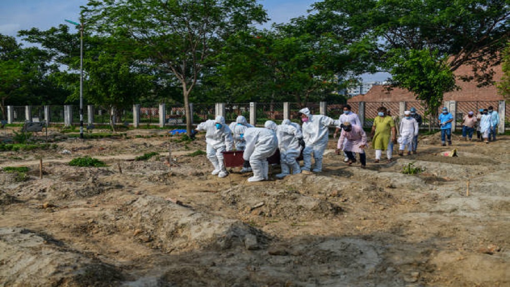 করোনায় মারা যাওয়া ব্যক্তিকে দাফনের ব্যবস্থা করা হচ্ছে- ছবি: সংগৃহীত 