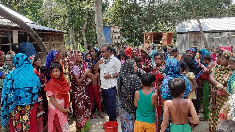 ফরিদপুরে ডিবি পুলিশের হেফাজতে আসামি আবুল হোসেন মোল্লার মৃত্যুর খবর পেয়ে প্রতিবেশীরা তাঁর বাড়িতে ভিড় জমিয়েছেন-ছবি সংগৃহীত