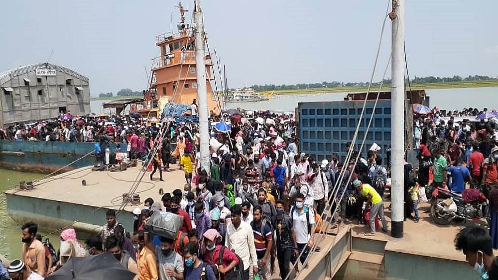 আগামীকাল শুক্রবার পবিত্র ঈদুল ফিতরকে সামনে রেখে মুহূর্তে মুন্সিগঞ্জের শিমুলিয়া ও মাদারীপুরের বাংলাবাজার নৌপথে যাত্রীদের হিড়িক পড়েছে-ছবি: সংগৃহীত 