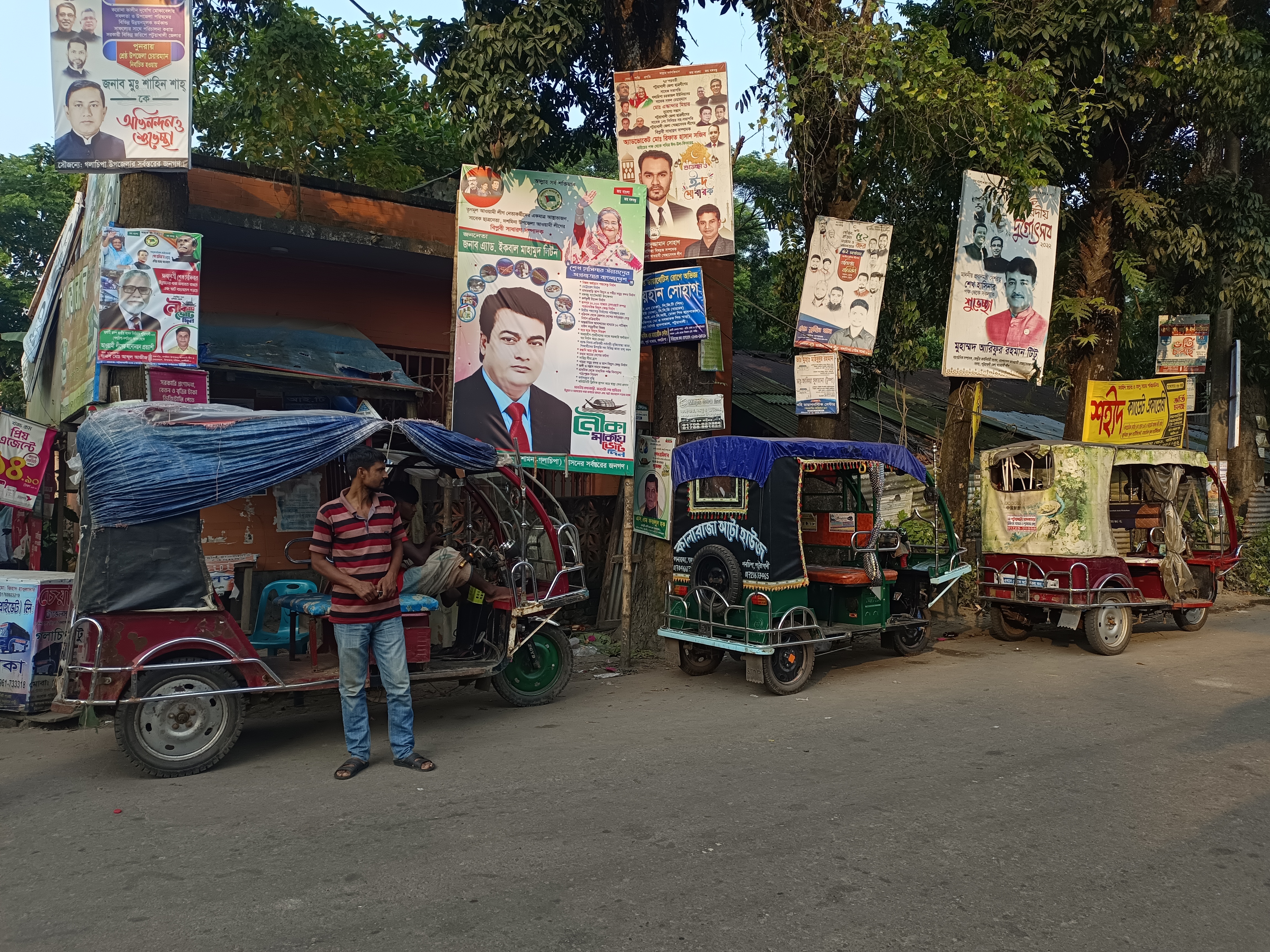 পটুয়াখালীতে অটোরিকশা থেকে শ্রমিকলীগের নামে চাঁদাবাজি