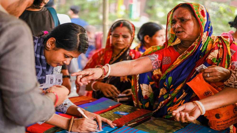 সুবিধা বঞ্চিত মানুষদের জন্য ৫ টাকায় শারদ বাজার