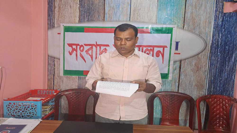 হয়রানির শিকার হয়ে  হিসাবরক্ষক আনিছুরের সংবাদ সম্মেলন