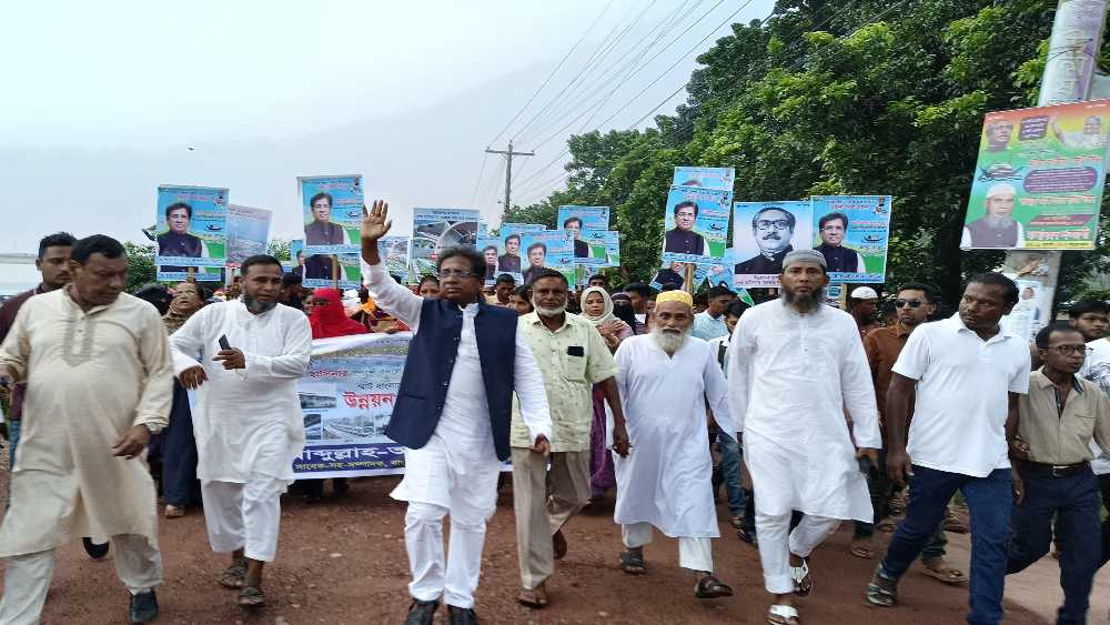 মহিপুরে আ.লীগের মনোনয়ন প্রত্যাশী লিটনের লিফলেট বিতরণ