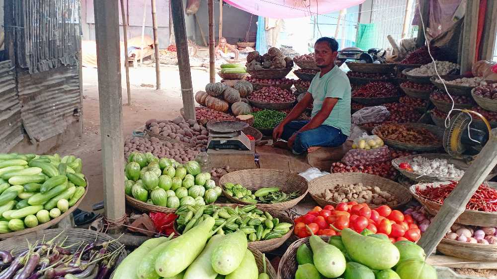 ঘোড়াঘাট পৌর শহরের আজাদ মোড় কাঁচা বাজার।