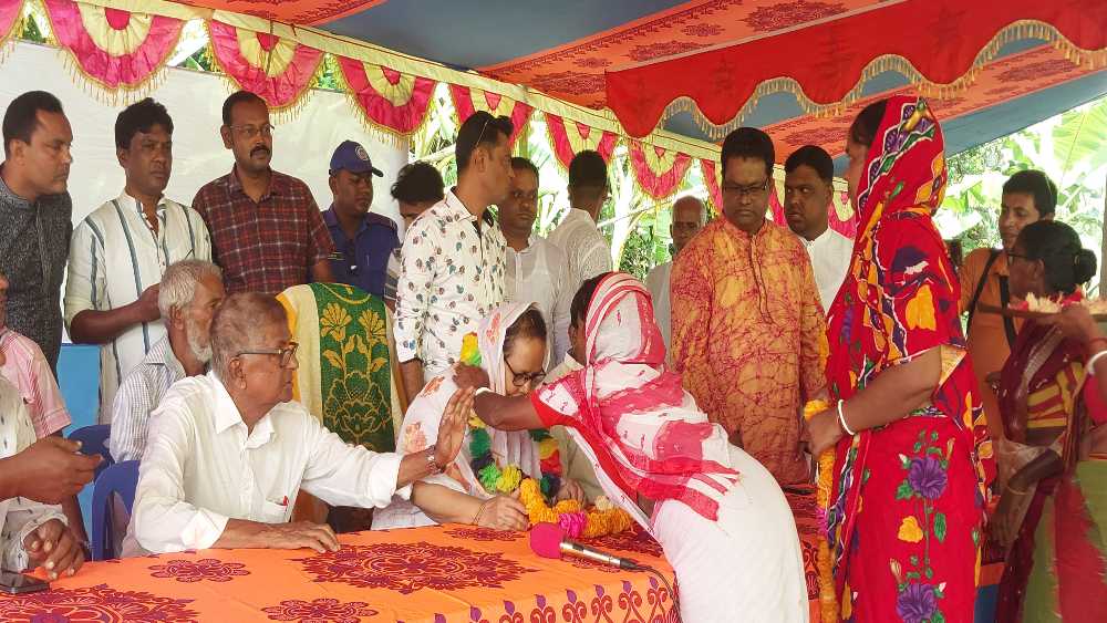 মোংলায় উপমন্ত্রী হাবিবুন নাহারের পূজা মন্ডপ পরিদর্শন
