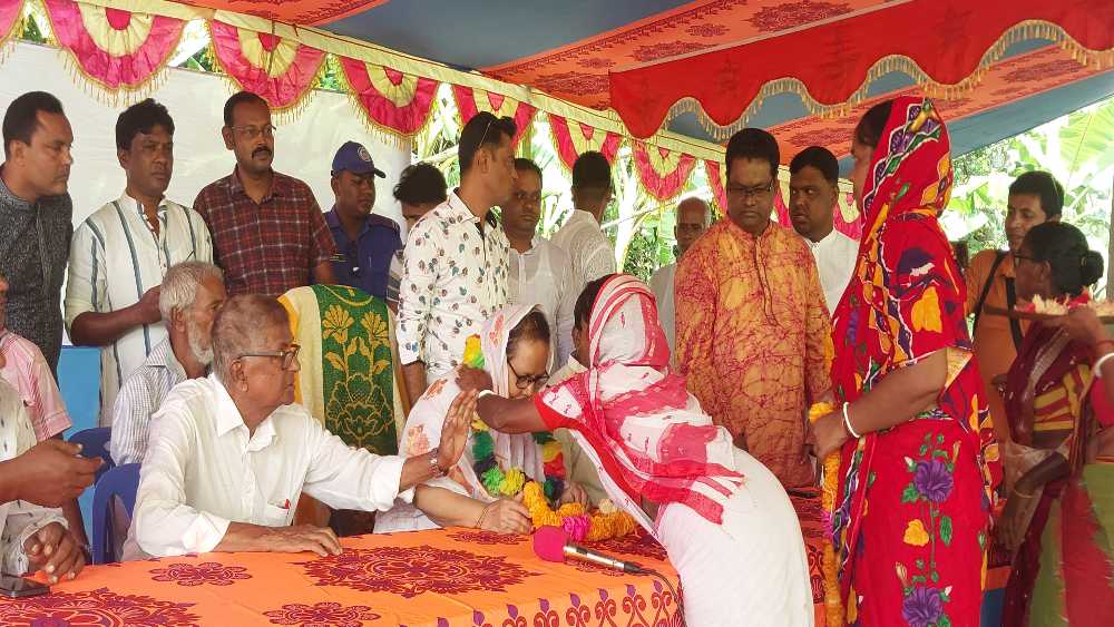 মোংলায় উপমন্ত্রী হাবিবুন নাহারের পূজা মন্ডপ পরিদর্শন