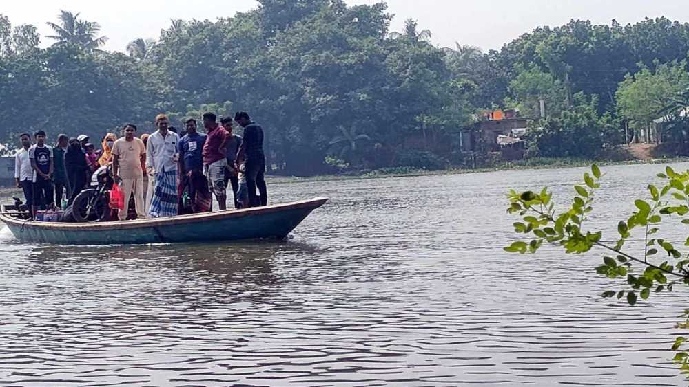 নওগাঁয় নদীর দুটি ঘাটে শত বছরেও সেতু নির্মাণ না করায় দূর্ভোগের শিকার লাখো মানুষ