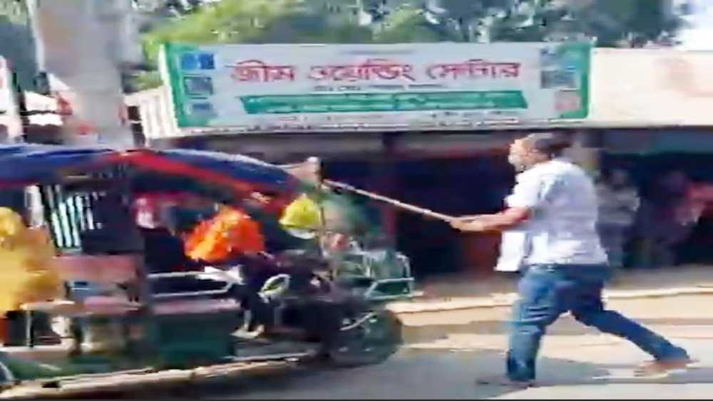 অবরোধে সমর্থনে গাইবান্ধায় মহিলা দলের বিক্ষোভ, অটো ভাঙচুর