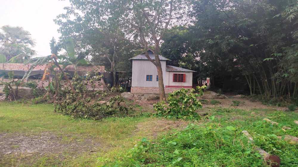 ফরিদপুরে নিরাপত্তাহীনতায় ভুগছে এক পরিবারের সদস্যরা