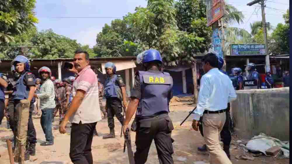 গাজীপুরে আজও শ্রমিক অসন্তোষ; ধাওয়া পাল্টা ধাওয়ায় এএসপি সহ আহত ২
