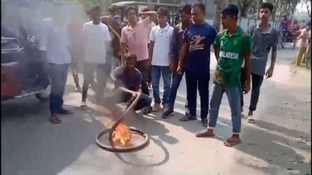 গাইবান্ধার ফুলছড়িতে রাস্তায় টায়ার জ্বালিয়ে অবরোধ ছাত্রদলের