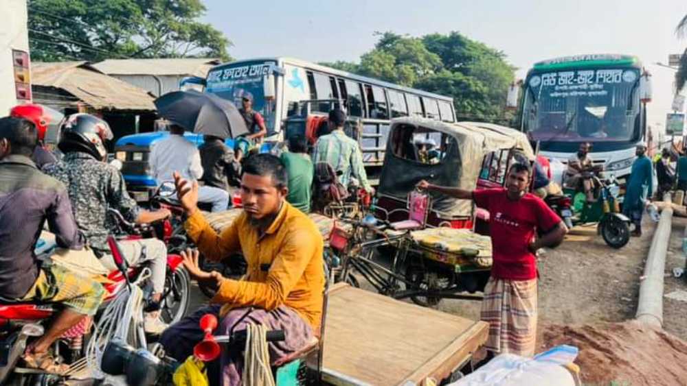 মহাসড়ক বন্ধ করে যাত্রীবাহী বাসে মাছ পরিবহন, সীমাহীন ভোগান্তিতে পর্যটক