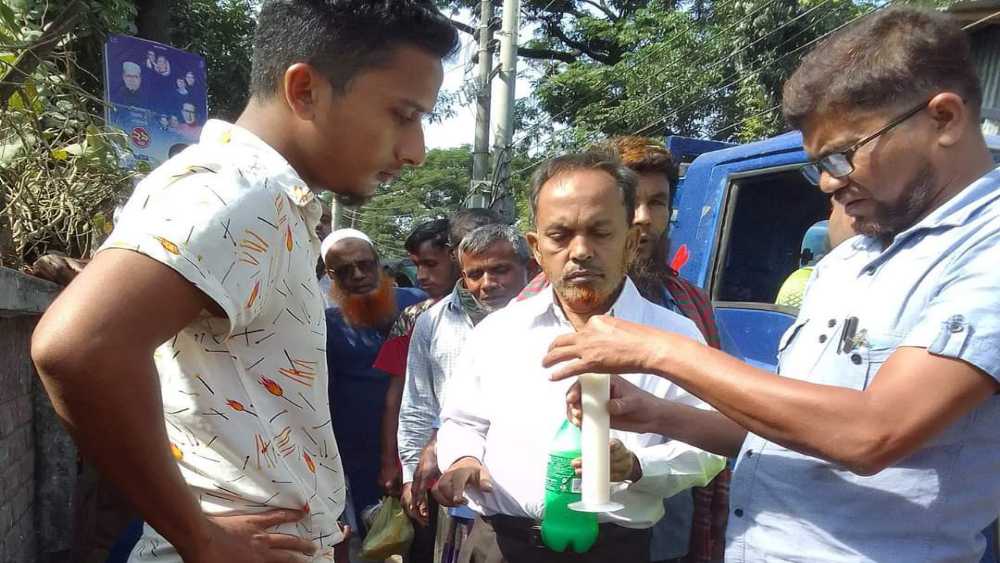 ফুলবাড়িয়া বাজারের দুধ পরীক্ষার করছেন স্যানেটারি ইন্সপেক্টর