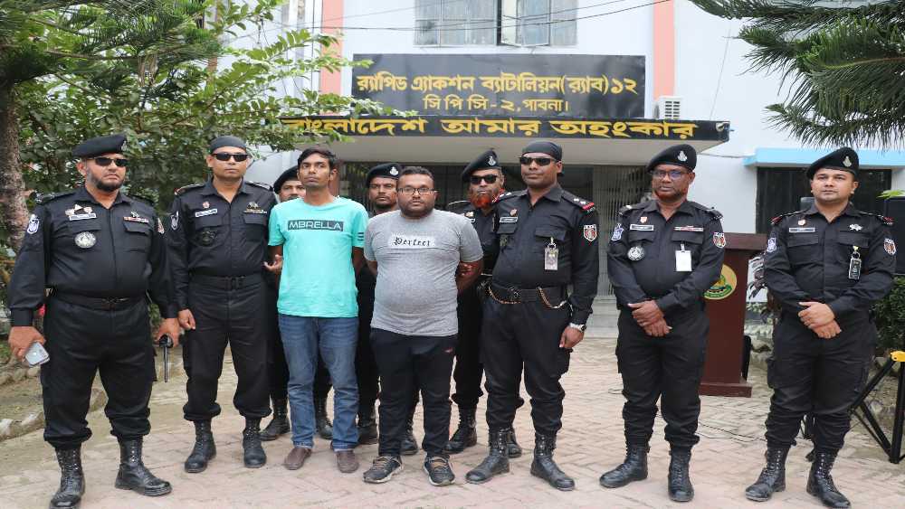 স্বেচ্ছাসেবকদল নেতা সহ আটক ২, বোমা ও ককটেল তৈরীর সরঞ্জাম জব্দ