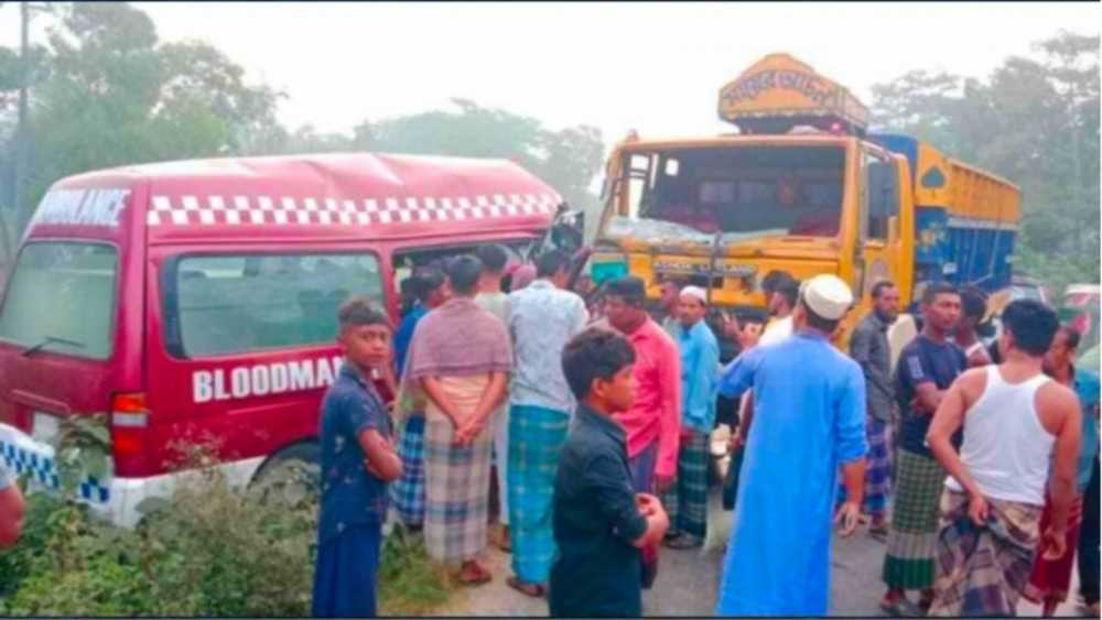 ট্রাক-অ্যাম্বুলেন্স মুখোমুখি সংঘর্ষে, চালক নিহত