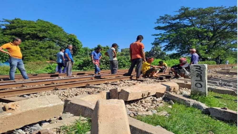 ক্ষতিগ্রস্ত রেললাইনে গতি কমিয়ে চলছে ট্রেন