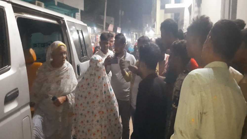 আশুলিয়ায় ছোট বোনের লাশ নিয়ে মামলার দাবিতে থানায়