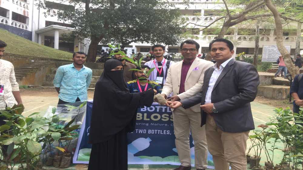কুবিতে প্লাস্টিকের বিনিময়ে গাছ বিতরণ