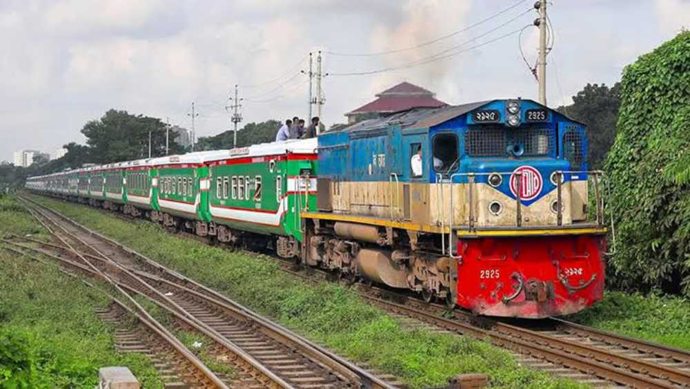 ১৩ ঘণ্টা পর সারাদেশের সাথে সিলেটের ট্রেন চলাচল স্বাভাবিক