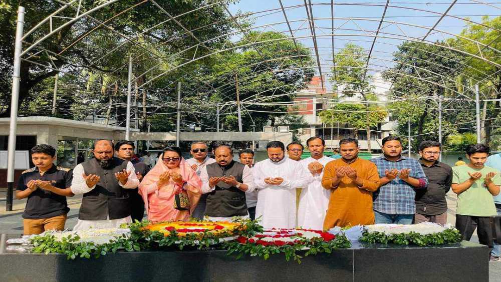বঙ্গবন্ধুর প্রতিকৃতিতে শ্রদ্ধা জানালেন বগুড়া-৫ আসনের নৌকার প্রার্থী মজনু