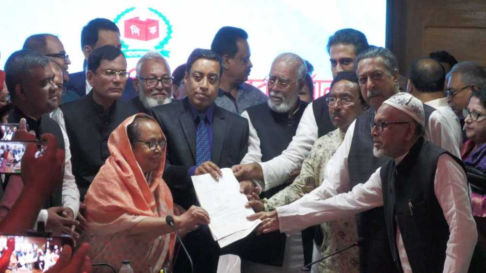 বাগেরহাটে মনোনয়ন ফরম জমা দিলেন আওয়ামী লীগের চার প্রার্থী