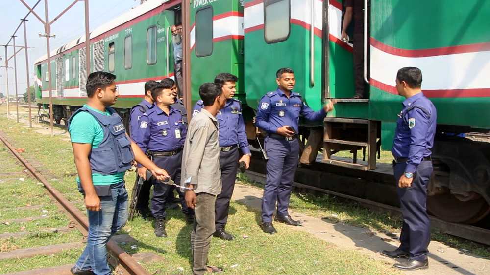 ‘টাকার বিনিময়ে ঈশ্বরদীতে ট্রেনে আগুন দিয়েছিলেন তারা’