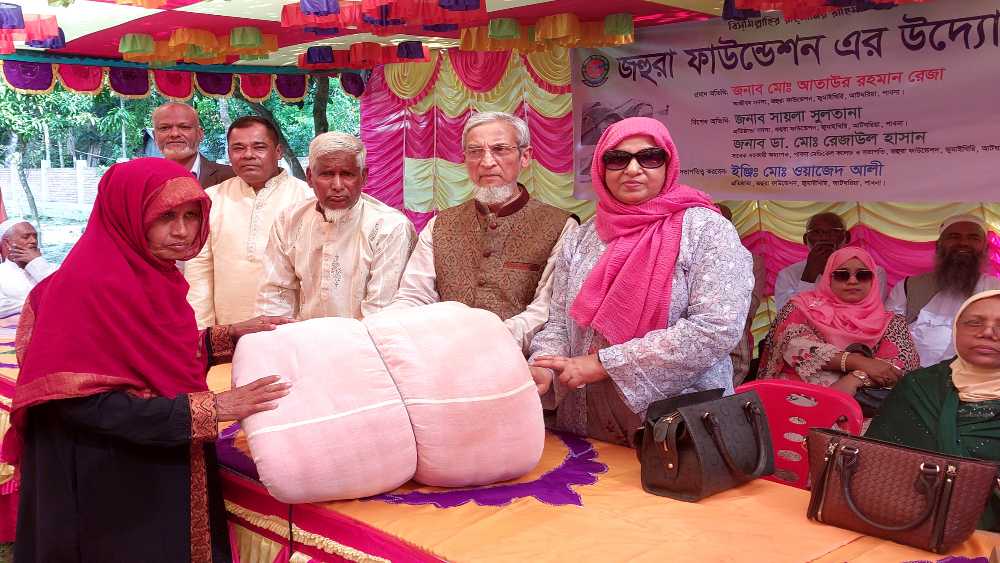 পাবনায় জহুরা ফাউন্ডেশনের উদ্যোগে দুস্থ মানুষের মাঝে লেপ বিতরণ