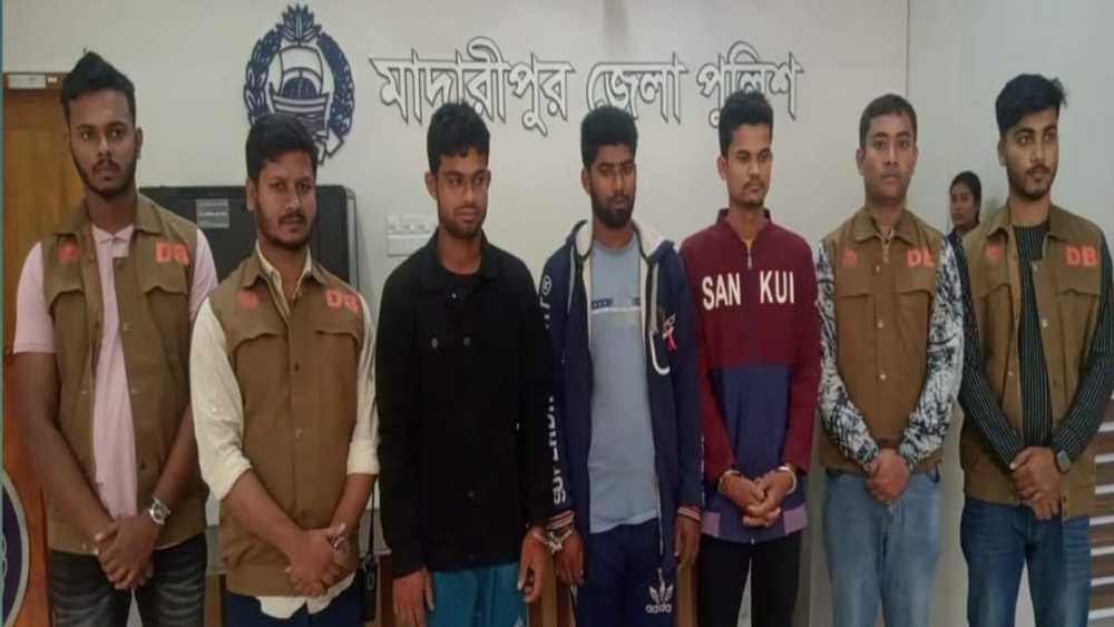 মাদারীপুরে ব্যাটারী চালিত ৫টি চোরাই ভ্যানসহ চোর চক্রের ৩ জন আটক