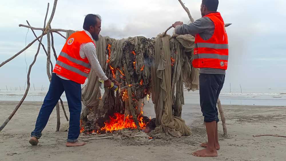 কুয়াকাটায় বিপুল পরিমান নিষিদ্ধ জাল উদ্ধার 