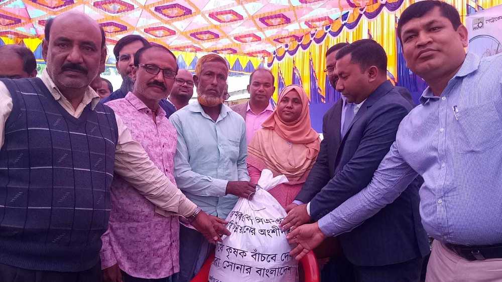 রানীশংকৈলে ঢাকা ব্যাংক ও পেট্রোকেমের বিনামূল্যে কৃষি উপকরণ বিতরণ