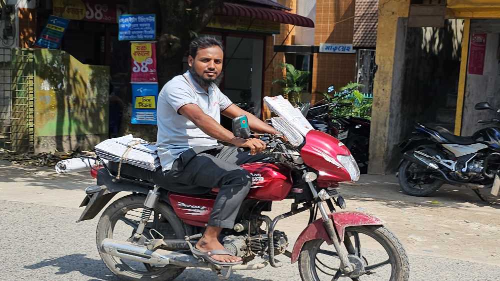 পত্রিকায় জীবন সংগ্রাম শিক্ষিত যুবক মামুনের