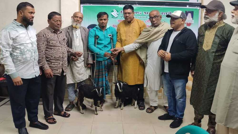 সড়ক দূর্ঘটনায় আহত শ্রমিক পরিবারের মাঝে ছাগল বিতরণ