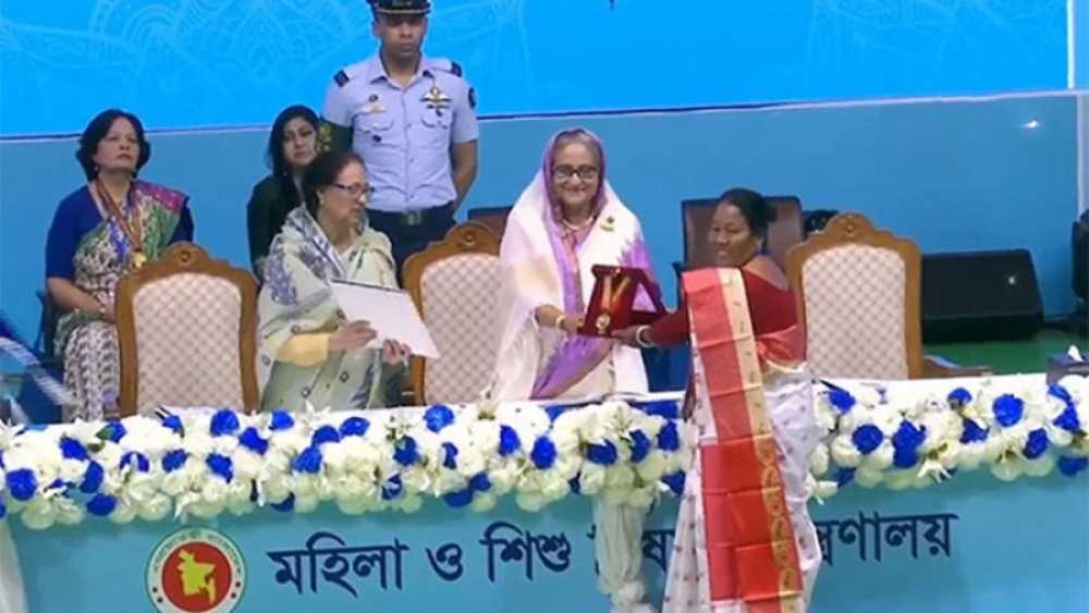 ৫ নারীর হাতে ‘রোকেয়া পদক’ তুলে দিলেন প্রধানমন্ত্রী