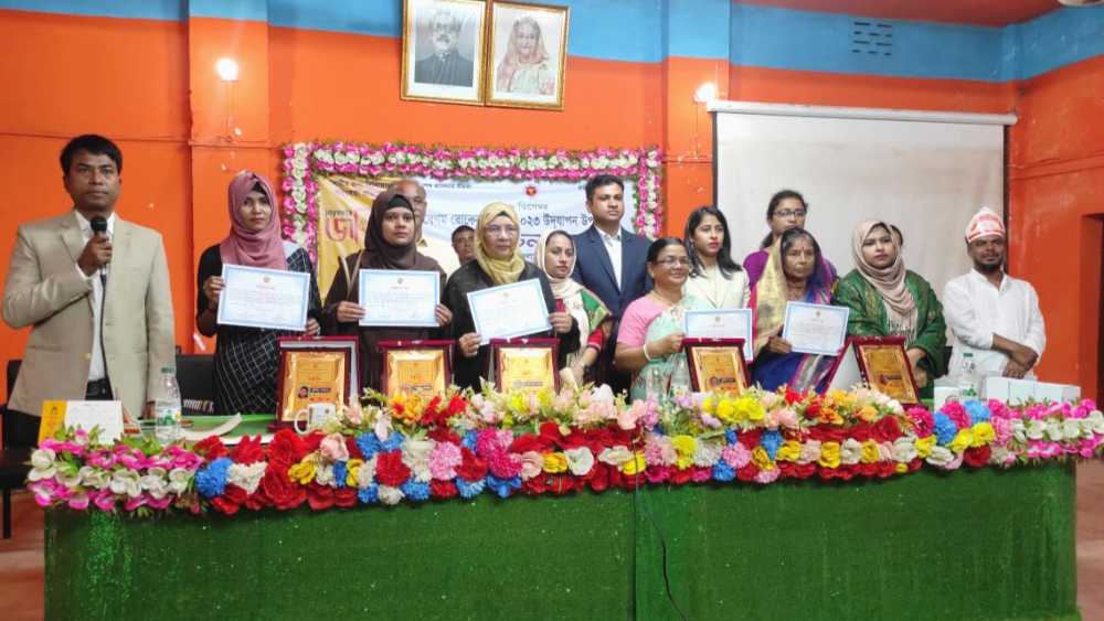 দুর্গাপুরে ৫ নারী জয়িতাকে সম্মাননা ক্রেস্ট ও সনদপত্র প্রদান