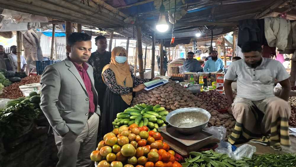 পাবনায় পেঁয়াজ বাজারে অভিযান, ৬ ব্যবসায়ীকে জরিমানা