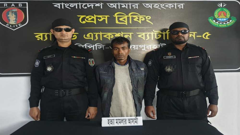 নওগাঁয় ছোট ভাইকে হত্যার ঘটনায় বড় ভাইকে আটক করেছে র্যাব