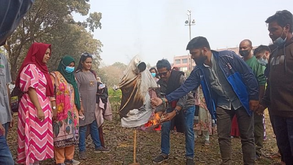 জাহাঙ্গীরনগর বিশ্ববিদ্যালয়ের ছাত্রীদের নিয়ে আপত্তিকর মন্তব্যের প্রতিবাদে গত বুধবার শাবি উপাচার্য ফরিদ উদ্দিন আহমেদের কুশপুত্তলিকা দাহ করেছেন শিক্ষার্থীরা-ছবি সংগৃহীত  