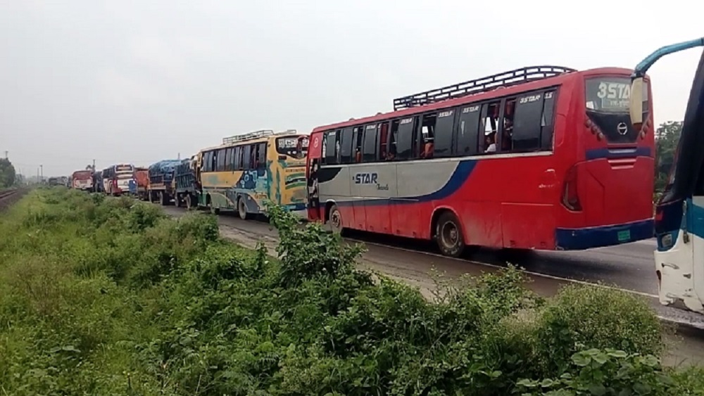 বঙ্গবন্ধু সেতু-ঢাকা মহাসড়কে গত রাত থেকে যানবাহনের চাপ বৃদ্ধি পাওয়ায় প্রায় ২০ কিলোমিটার এলাকাজুড়ে যানজটের সৃষ্টি হয়েছে-ছবি:সময় ট্রিবিউন