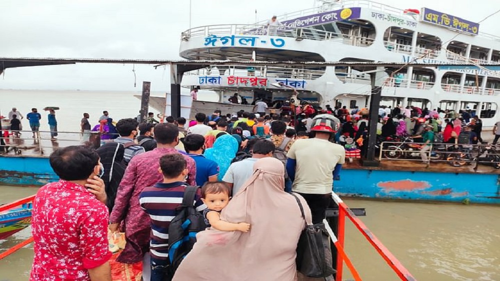 পোশাকশ্রমিকদের চলাচলের জন্য বাস, লঞ্চসহ গণপরিবহন চলার ঘোষণায় পর রোববার ভোর থেকে চাঁদপুর লঞ্চঘাটে ঢাকামুখী যাত্রীদের প্রচণ্ড ভিড়-ছবি: সংগৃহীত
