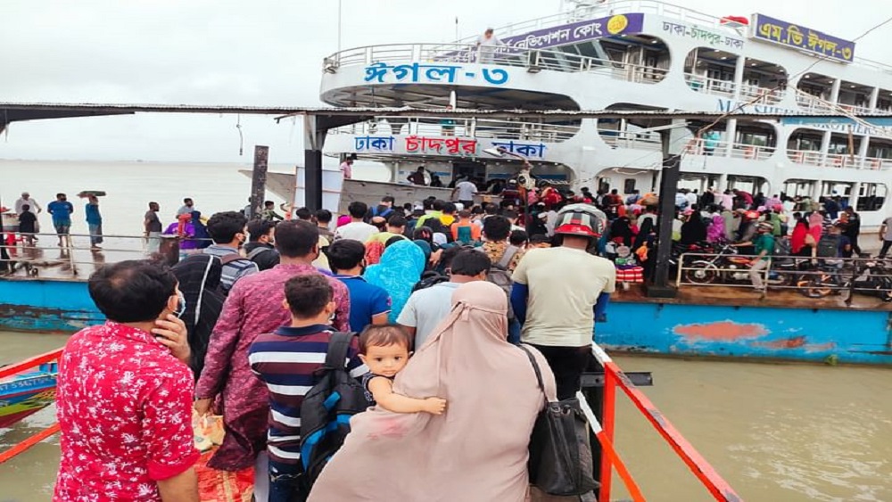 পোশাকশ্রমিকদের চলাচলের জন্য বাস, লঞ্চসহ গণপরিবহন চলার ঘোষণায় পর রোববার ভোর থেকে  চাঁদপুর লঞ্চঘাটে ঢাকামুখী যাত্রীদের প্রচণ্ড ভিড়-ছবি: সংগৃহীত