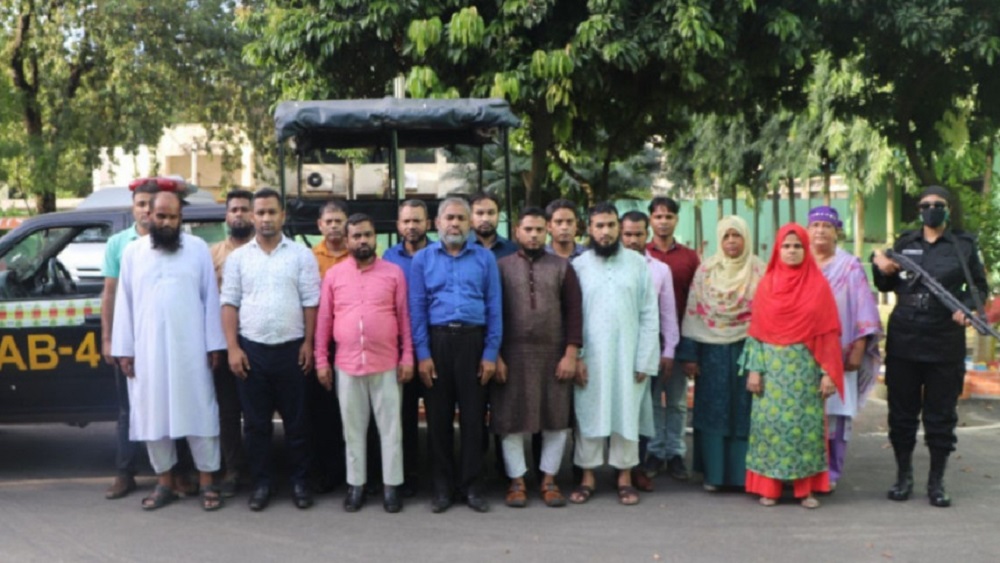 গতকাল মঙ্গলবার রাত থেকে আজ বুধবার সকাল পর্যন্ত রাজধানীর পল্টন এলাকায় র‍্যাব-৪ এর অভিযানে তাদের গ্রেপ্তার করা হয়। ছবি: সংগৃহীত