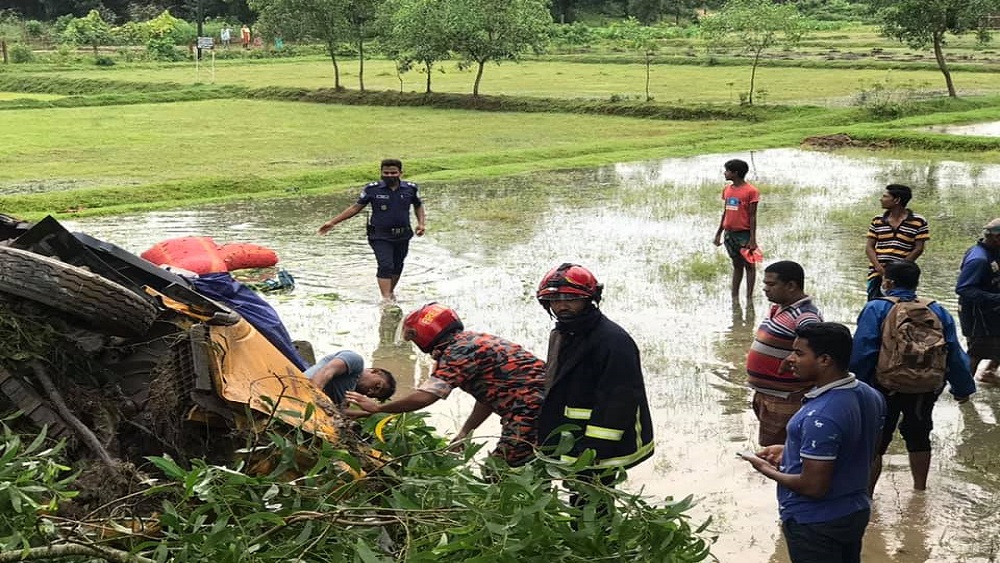 দুর্ঘটনাকবলিত ট্রাক থেকে হতাহতদের উদ্ধার করেন ফায়ার সার্ভিসের সদস্যরা। বৃহস্পতিবার সকালে মৌলভীবাজার সদর উপজেলার কদুপুরে। ছবি: সংগৃহীত 